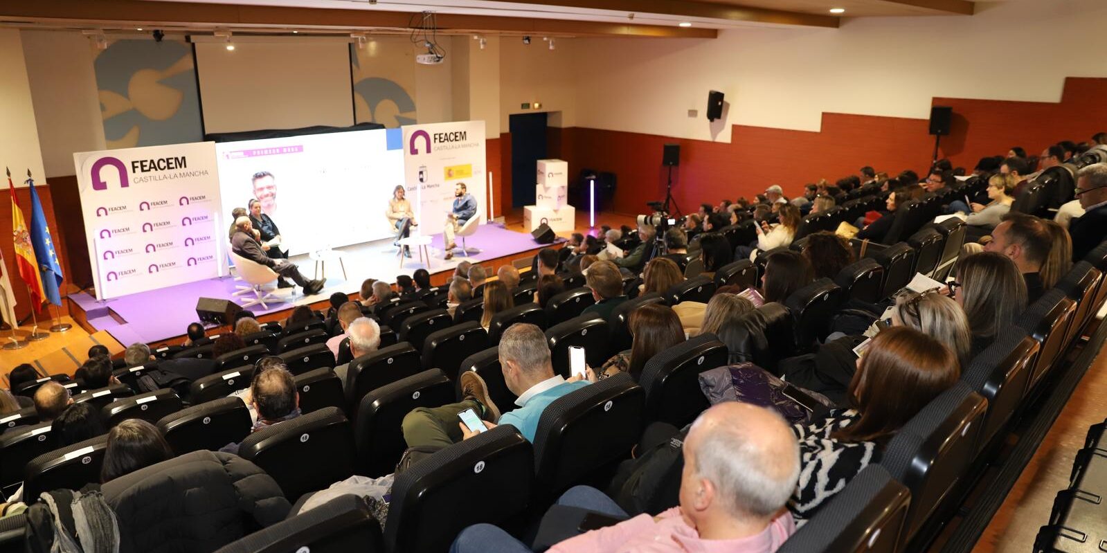 Público-asistente-más-de-170-profesionales-1599×799